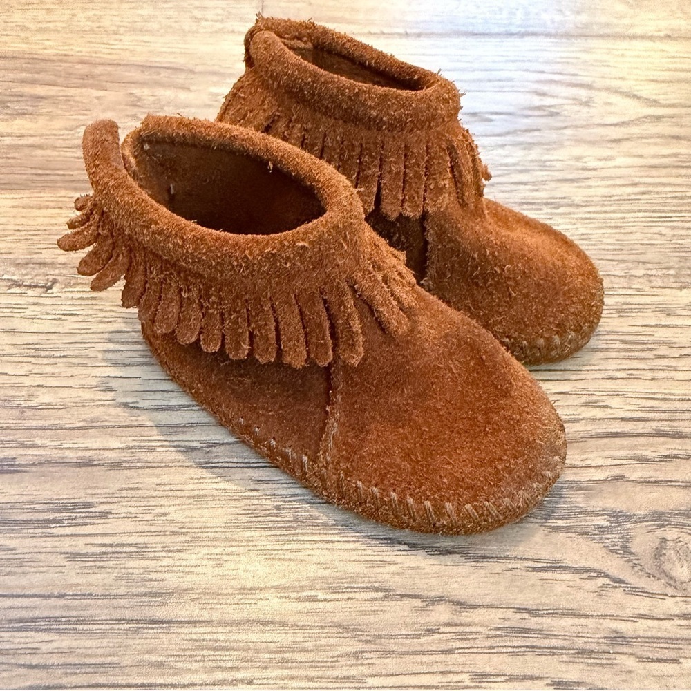 Minnetonka Toddler Fringe Boots 4 EUC